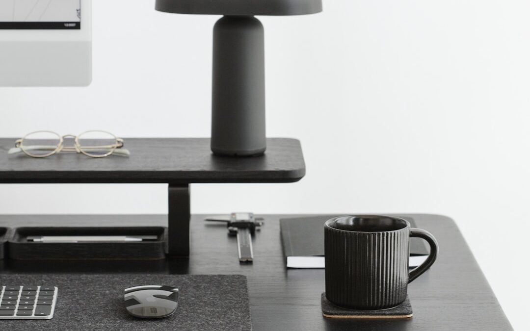 Photo Cluttered desk