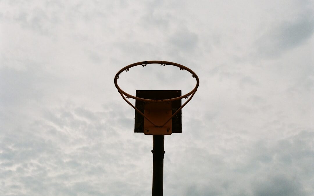 Photo Dunking basketball